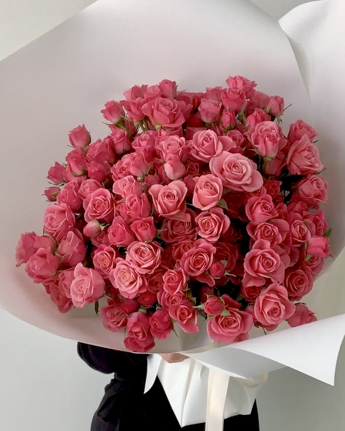 Букет из розовых кустовых роз