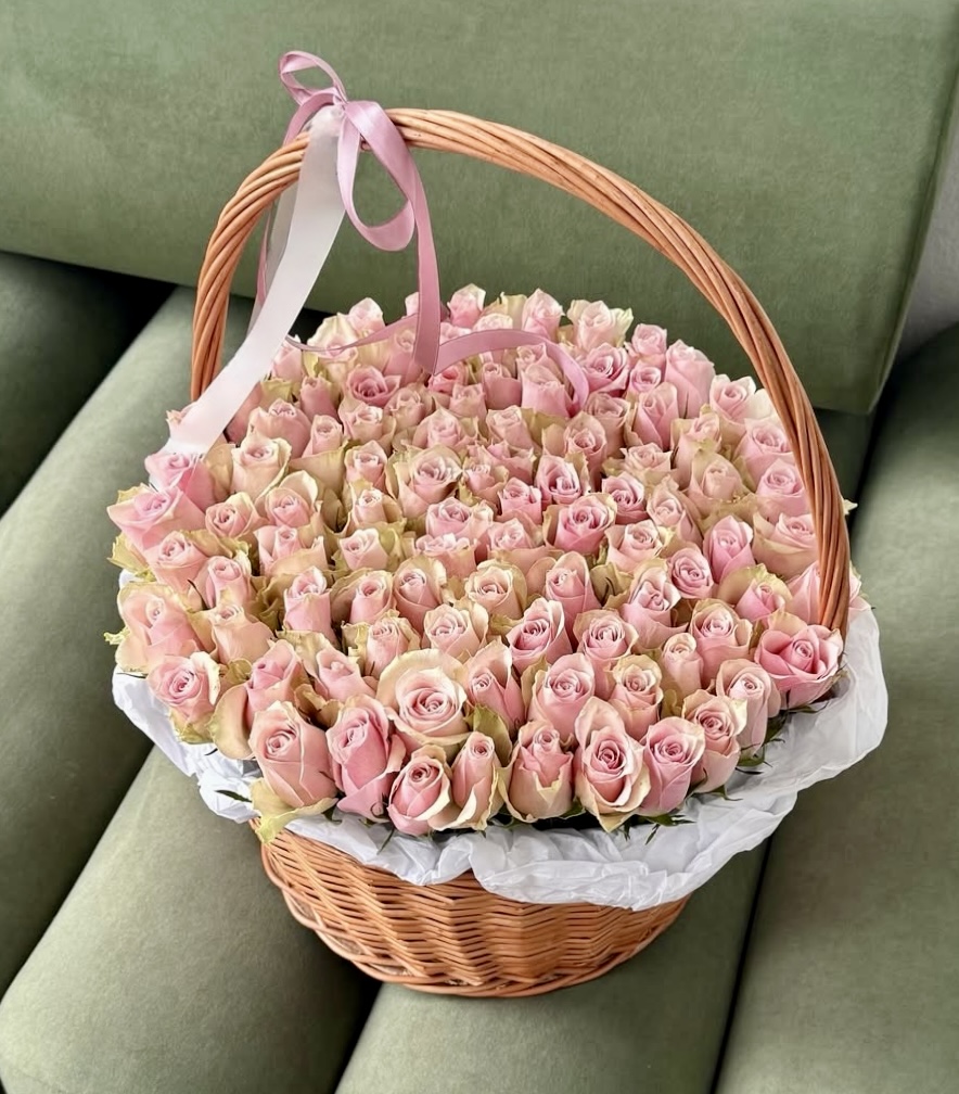 Корзина из 101 розовой розы