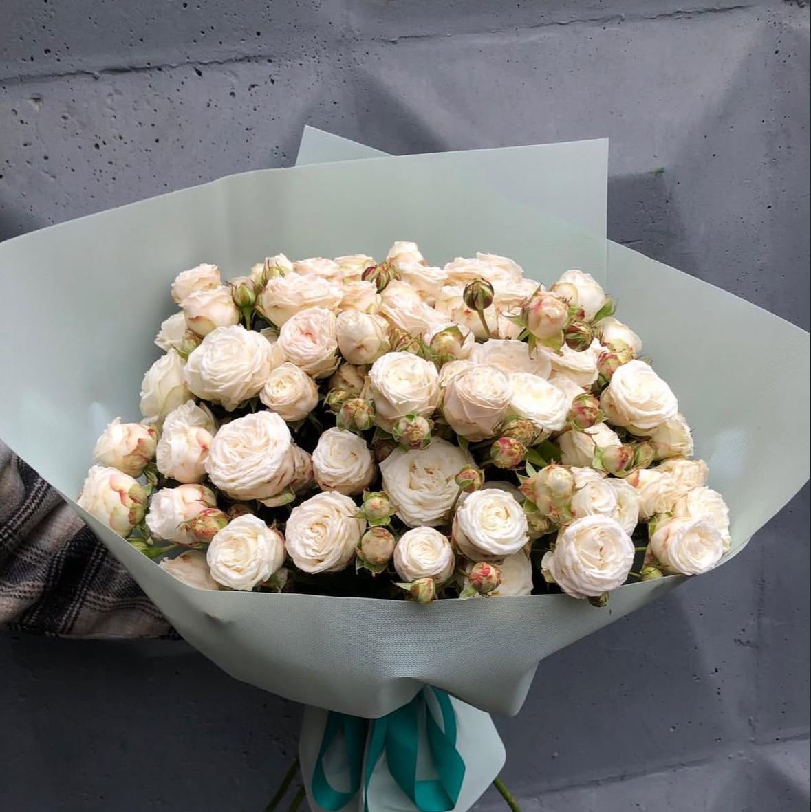 Букет из 19 нежно-розовых кустовых роз