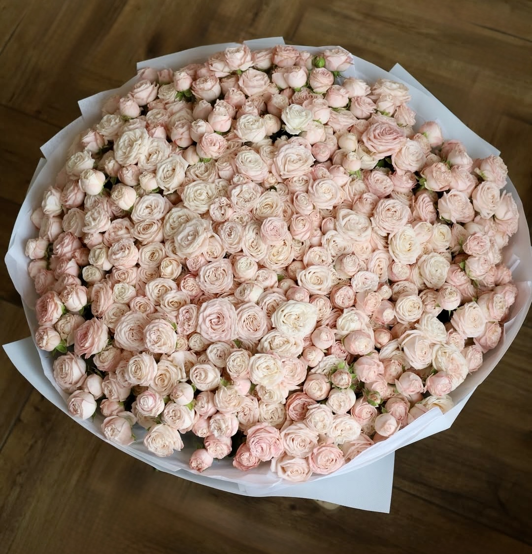 Большой букет из 89 кустовых роз