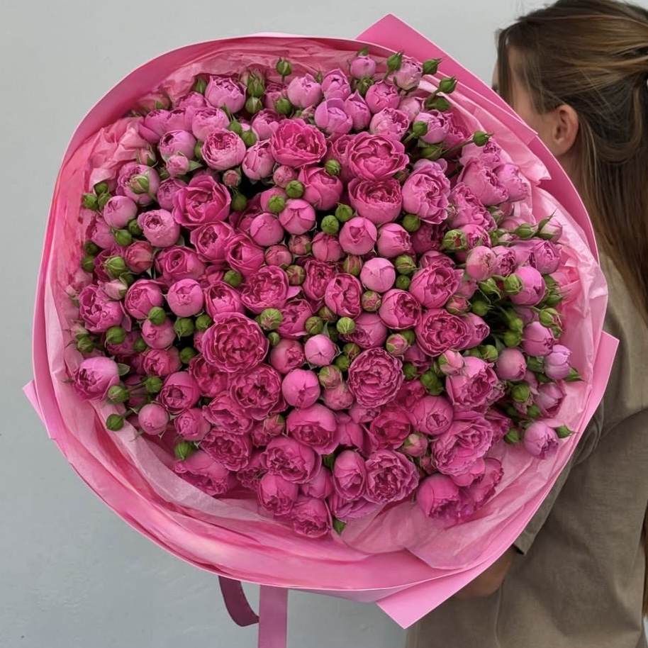 Букет из 39 ярких кустовых роз
