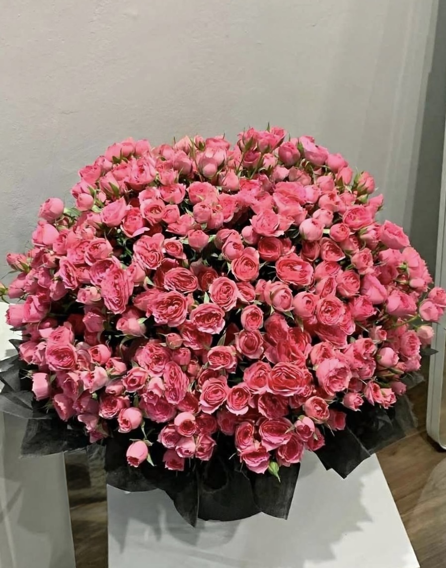 Букет из 79 кустовых роз