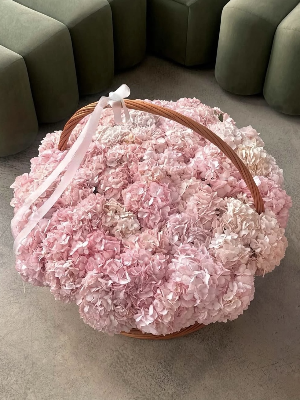 Корзина из 51 розовой гортензии