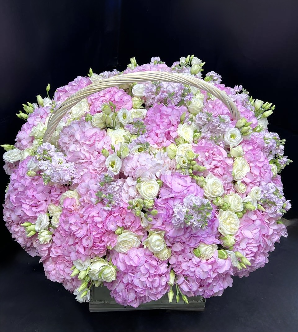 Корзина из розовых гортензий, маттиолы и кустовых роз