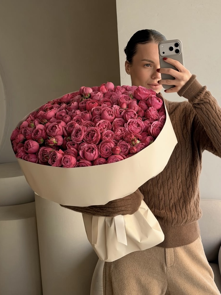 Букет из 39 кустовых пионовидных роз