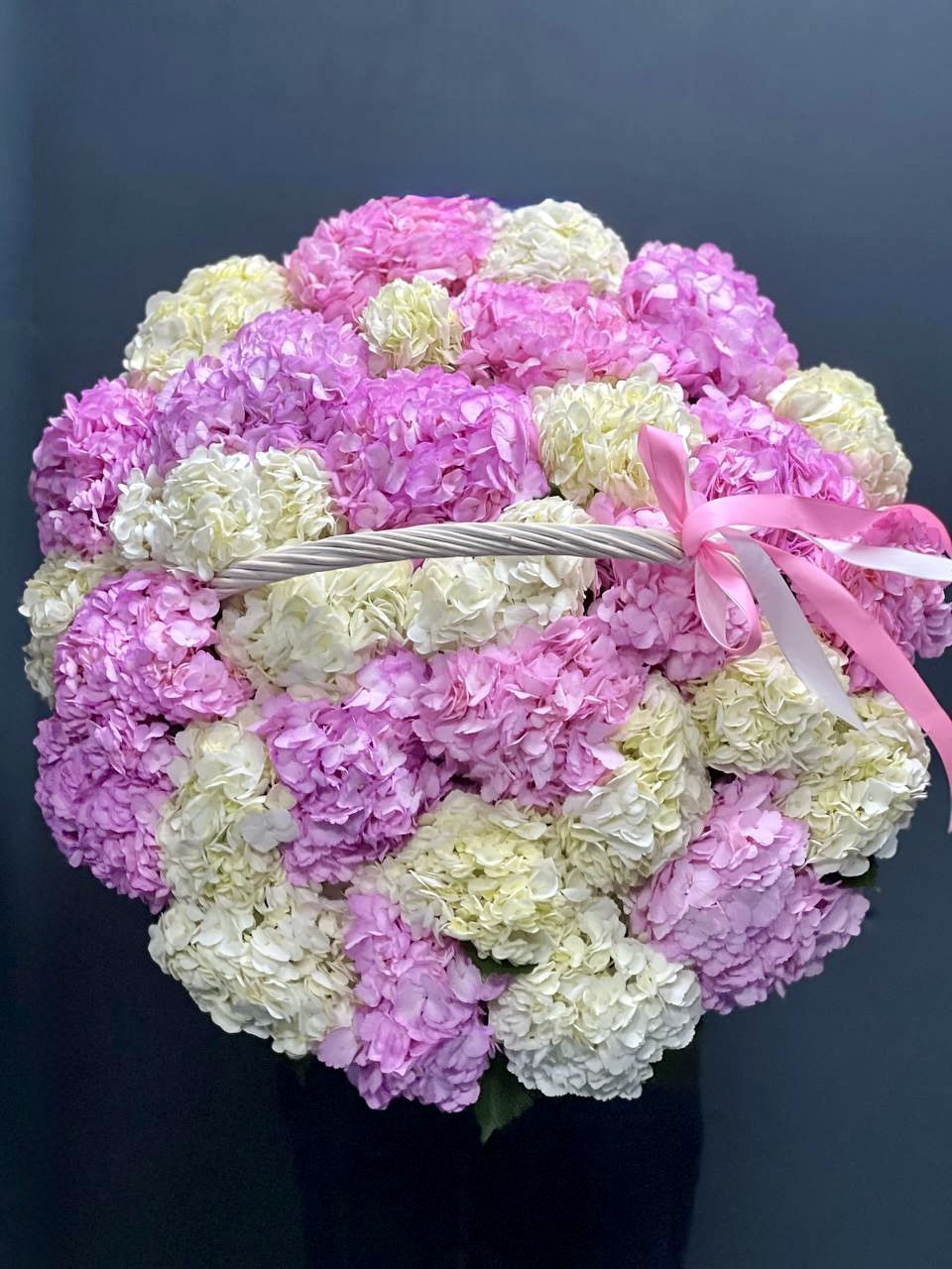 Корзина из белых и розовых гортензий