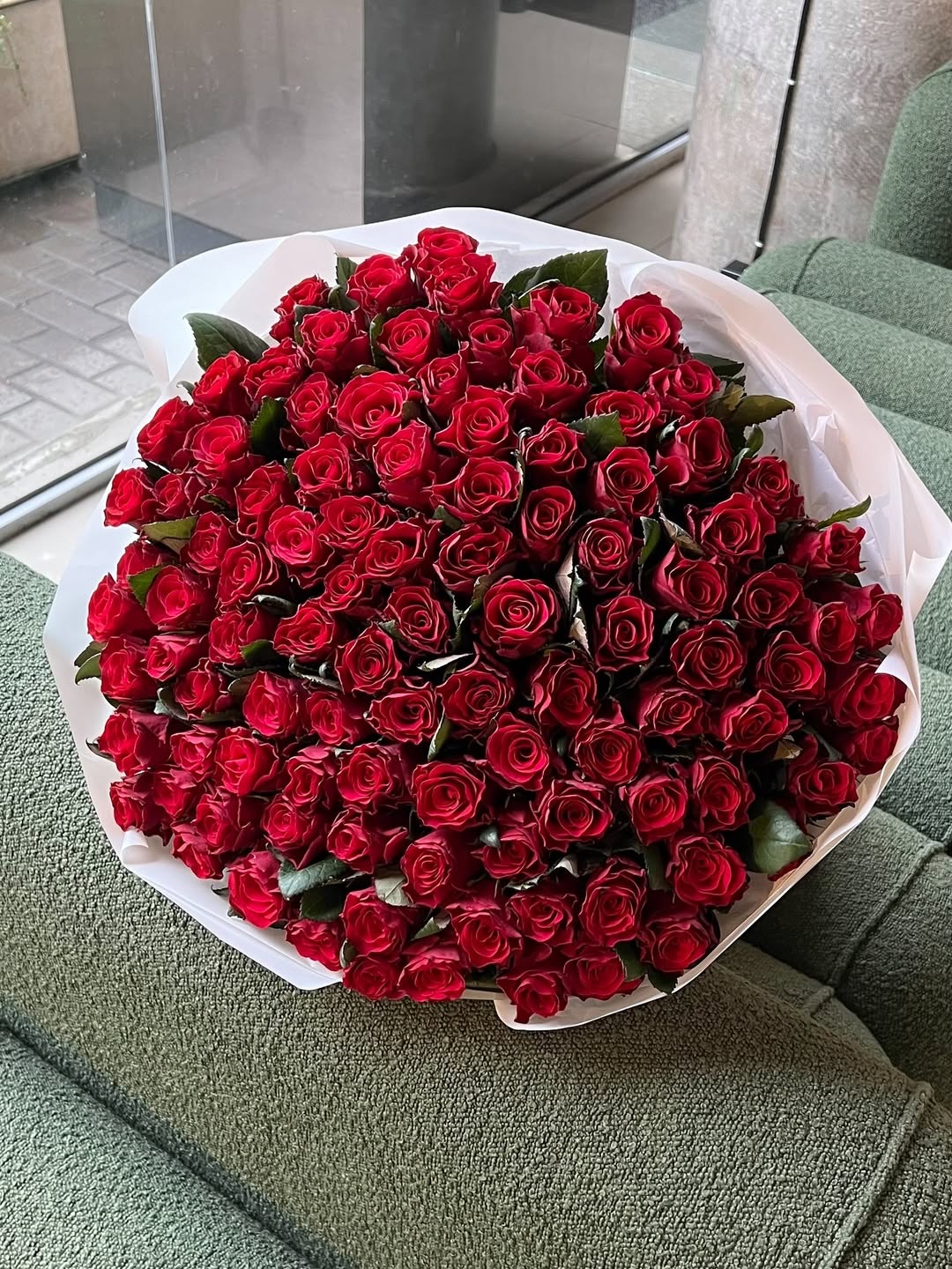 Букет из 29 красных кустовых роз